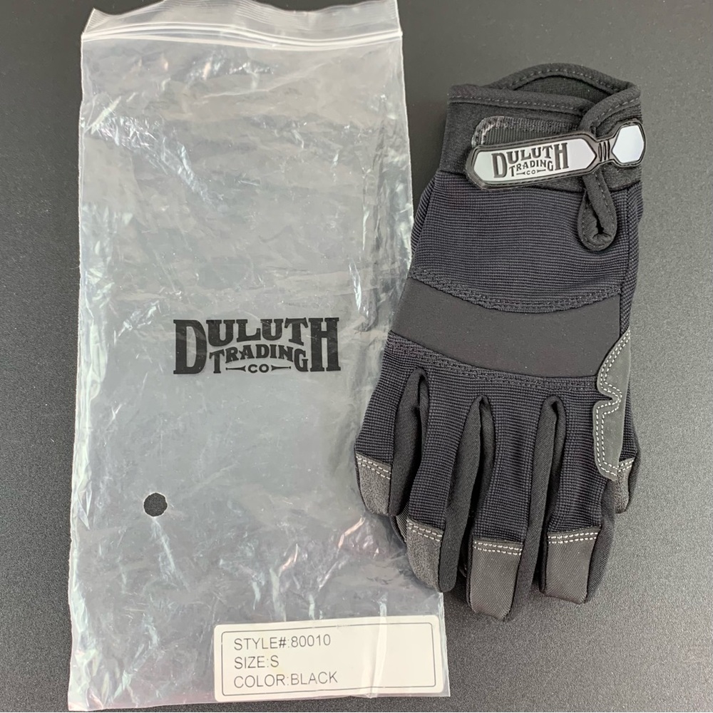 NWT Duluth black work gloves.